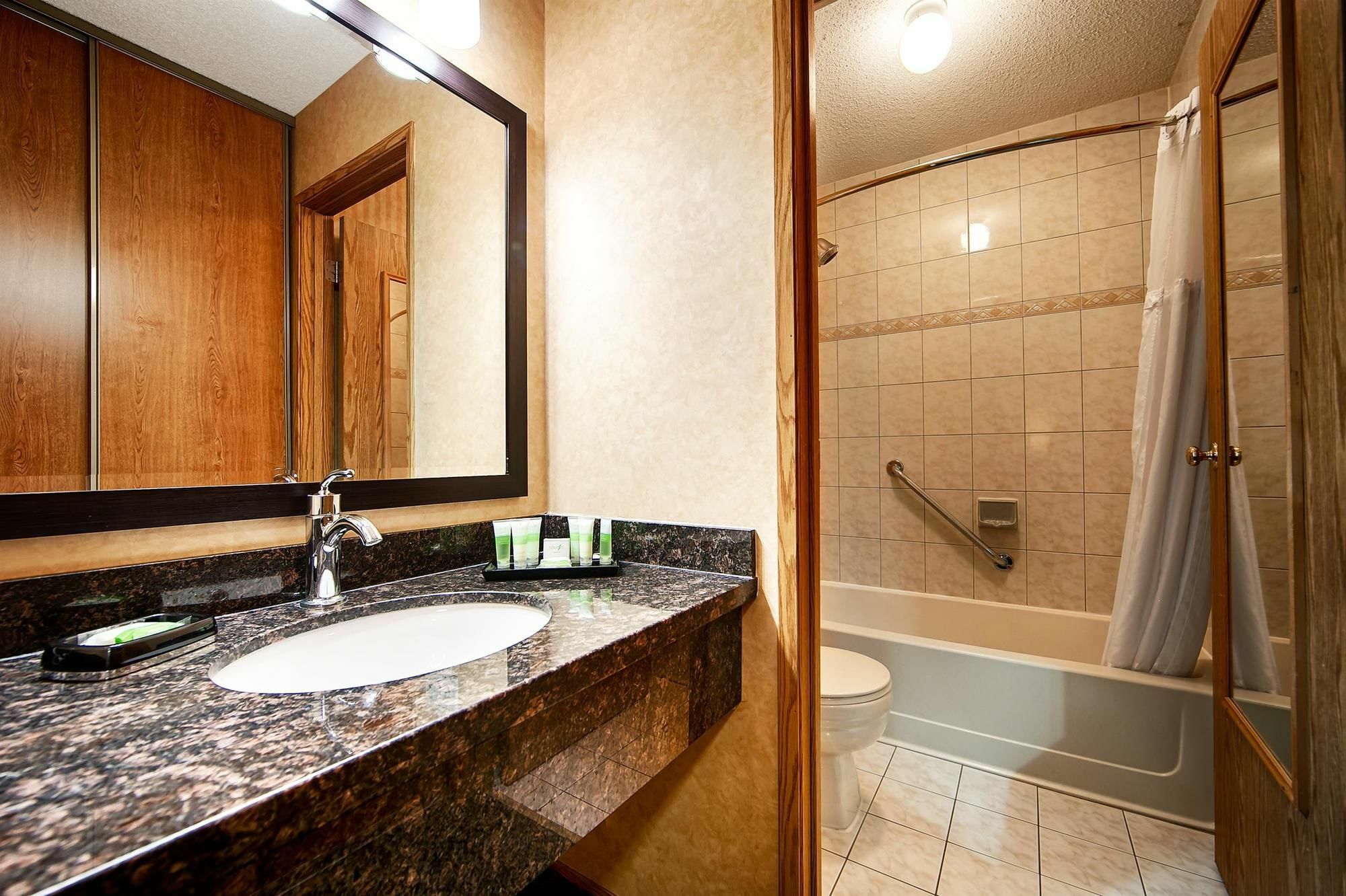 Best Western Plus Country Meadows Inn Aldergrove Экстерьер фото